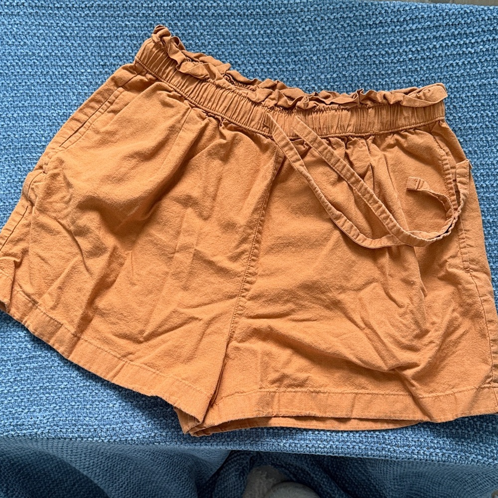 Uniqlo Women's Ruffled Waist Tan Shorts